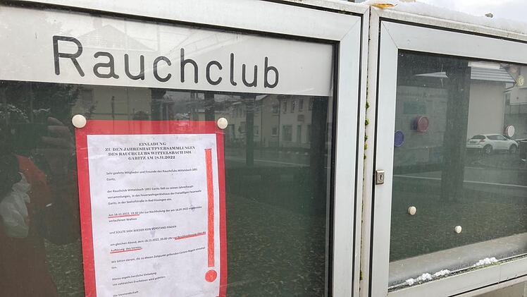 Das Foto zeigt den Vereinskasten des Rauchclubs am Garitzer Seeplatz mit der Einladung zur außerordentlichen Mitgliederversammlung. Bleibt er demnächst leer wie der Kasten daneben? Foto: Klaus Werner