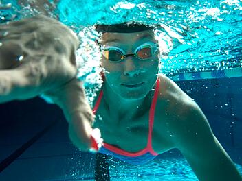 Noch einmal vor der Kamera ins Schwimmbecken: "Meine Karriere habe ich selbstbestimmt beendet, und ich habe sie nicht unglücklich beendet", erklärt Franziska van Almsick heute.