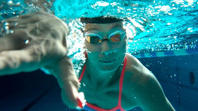 Noch einmal vor der Kamera ins Schwimmbecken: "Meine Karriere habe ich selbstbestimmt beendet, und ich habe sie nicht unglücklich beendet", erklärt Franziska van Almsick heute.