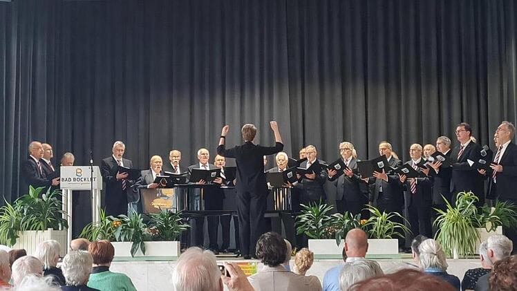 Der Landkreis-M&auml;nnerchor beim Auftritt in Bad Bocklet