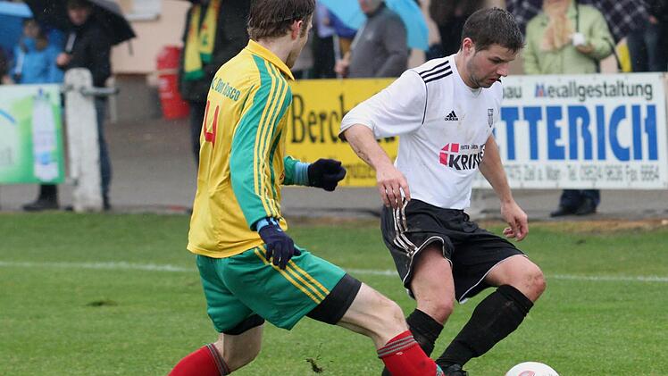 Der Sander Fabian Benkert (rechts) im Zweikampf mit dem Bamberger Roland Krapf. Foto: Günther  Geiling