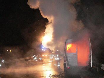 Auf der Nordumgehung ist ein Kleintransporter ausgebrannt. Fotos: Feuerwehr/Katrin Geyer