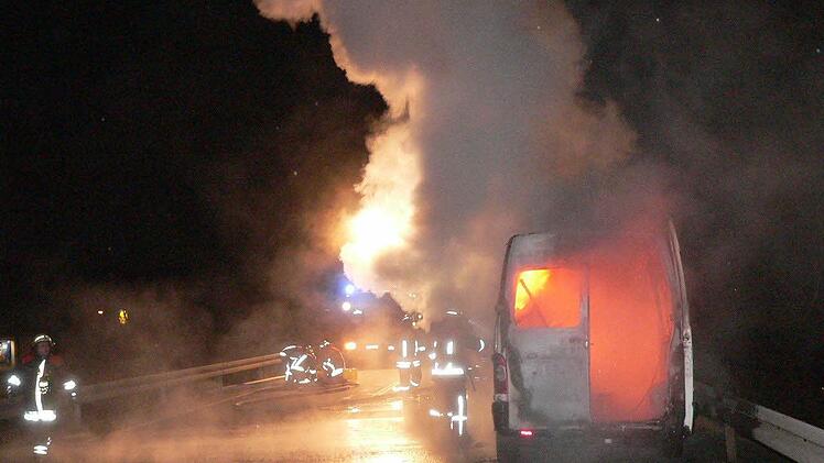 Auf der Nordumgehung ist ein Kleintransporter ausgebrannt. Fotos: Feuerwehr/Katrin Geyer