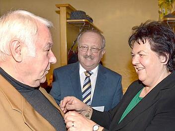 Leo Kaim (links) wurde das goldene Lorbeerblatt der Verkehrswacht für über 50 Jahre bewährtes Fahren verliehen. Die Dritte Bürgermeisterin von Steinbach am Wald, Monika Barnickel (rechts) sowie weiterer Stellvertreter des Landrats Bernd Steger nahmen die Ehrung vor.