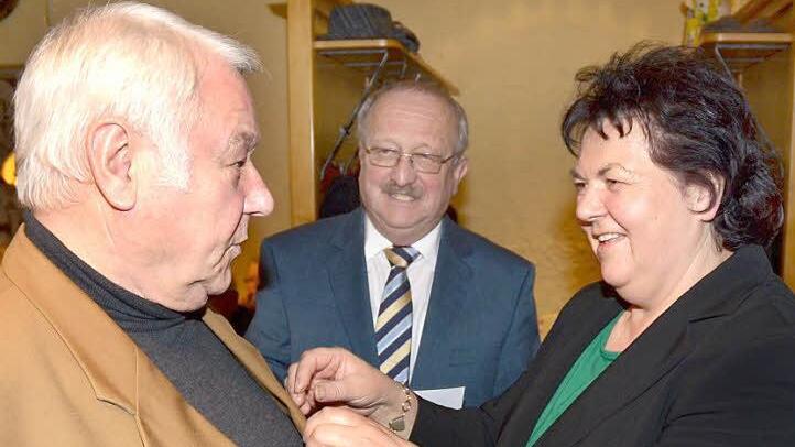 Leo Kaim (links) wurde das goldene Lorbeerblatt der Verkehrswacht für über 50 Jahre bewährtes Fahren verliehen. Die Dritte Bürgermeisterin von Steinbach am Wald, Monika Barnickel (rechts) sowie weiterer Stellvertreter des Landrats Bernd Steger nahmen die Ehrung vor.