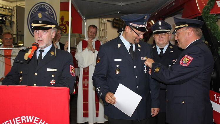 Ehrenzeichen des Feuerwehr-Kreisverbandes gab es dür Stefan Wicklein und Gottfrie Möller. Links im Bild Kreisbrandrat Joachim Ranzenberger, rechts Kreisbrandinspektor Matthias Schuhbäck. Fotos: Schadeck