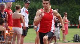 Hannes Weissner von der TS Lichtenfels sprintet die 100 Meter in vorzüglichen 11,27 Sekunden.