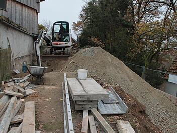 Die Scheune von Dietmar Laude "Am Eichenhang" in Fassoldshof muss gesichert werden, damit dort der Kanal neu verlegt werden kann. Foto: Jürgen Gärtner