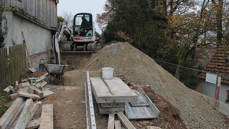 Die Scheune von Dietmar Laude "Am Eichenhang" in Fassoldshof muss gesichert werden, damit dort der Kanal neu verlegt werden kann. Foto: Jürgen Gärtner