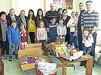 Die beiden Familien aus der Ukraine und dem Kosovo nahmen die Spenden dankbar entgegen. Unser Bild zeigt sie zusammen mit (hinten von links) Sonja Kutnar, Katja Faust und Margitta Hieke sowie (rechts) Marc Hartenberger. Foto: Klaus-Peter Wulf