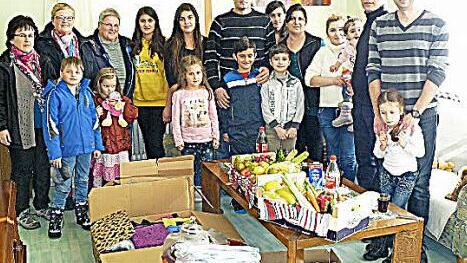 Die beiden Familien aus der Ukraine und dem Kosovo nahmen die Spenden dankbar entgegen. Unser Bild zeigt sie zusammen mit (hinten von links) Sonja Kutnar, Katja Faust und Margitta Hieke sowie (rechts) Marc Hartenberger. Foto: Klaus-Peter Wulf