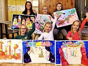 Im "Ars Vivendi" zeigen ihre Arbeiten (hinten von links) Janna, Leonie, Celina und (vorne) Yvonne, Jule und Maxima. Foto: Günther Geiling