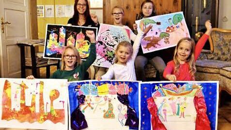 Im "Ars Vivendi" zeigen ihre Arbeiten (hinten von links) Janna, Leonie, Celina und (vorne) Yvonne, Jule und Maxima. Foto: Günther Geiling