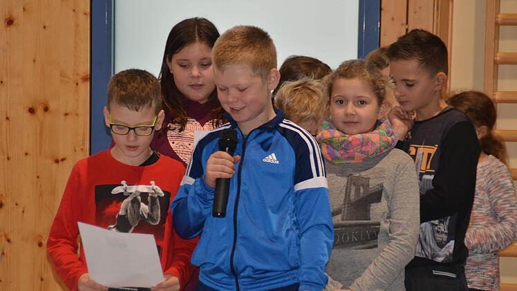 Die Jungen und Mädchen der vierten Klasse aus Premich tragen ein Gedicht vor.  Foto: Kathrin Kupka-Hahn
