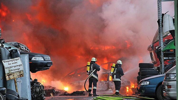 Großbrand in Maßbach auf dem Gelände einer Recyclingfirma. Foto: Dieter Britz