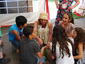 Zweite Bürgermeisterin Beatrix Lieb zeigt den Kindern einige ihrer Zaubertricks. Foto: Horst Conze
