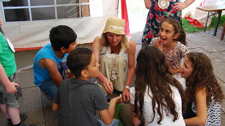 Zweite Bürgermeisterin Beatrix Lieb zeigt den Kindern einige ihrer Zaubertricks. Foto: Horst Conze