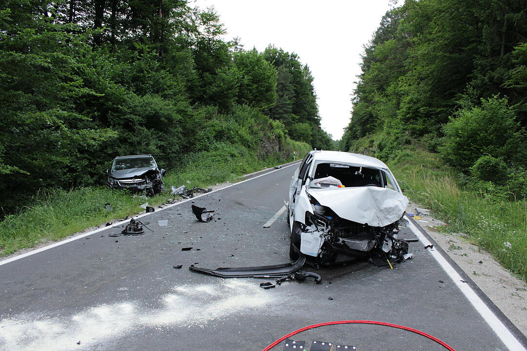 Kreis Forchheim: Autos kollidieren frontal auf B2 bei Betzenstein