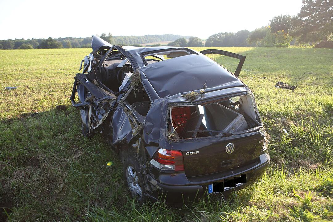 Schmerldorf: 20-Jähriger bei Unfall aus Auto geschleudert und schwerst verletzt