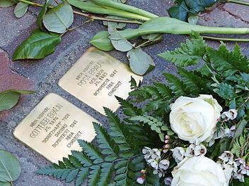 In der Klosterstraße 14 erinnern seit Mittwoch zwei Stolpersteine an die deportierten Forchheimer Gottlieb und Rosa Braun. Fotos: Pauline Lindner