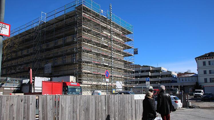 Die Baustelle des Kurhausbades zieht regelmäßig Zaungäste an, im Vordergrund ist das Areal des früheren Kurhaushotels, das aktuell als Baufeld genutzt wird, aber möglichst bald neu gestaltet werden soll. Foto: Ralf Ruppert