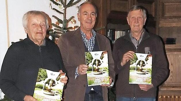 Philipp Hofmann (von links), Burkard Becker und der Zweite Vorsitzende des Tourismusvereins Ebensfeld, Thomas Blum, mit dem neuen Gastgeberverzeichnis Foto: privat