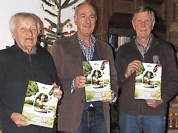 Philipp Hofmann (von links), Burkard Becker und der Zweite Vorsitzende des Tourismusvereins Ebensfeld, Thomas Blum, mit dem neuen Gastgeberverzeichnis Foto: privat