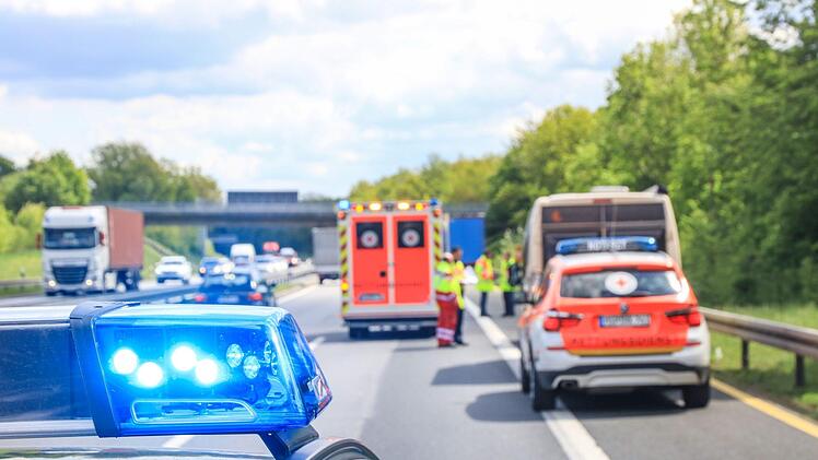 Die A70 im Kreis Schweinfurt wurde kurzzeitig vollgesperrt, so dass der Rettungshubschrauber auf der Autobahn landen konnte. Foto: Merzbach/News5