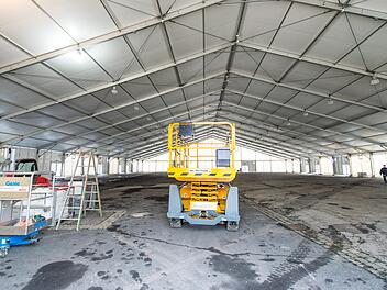 Das Riesenzelt für die am 9. März geplante ZF-Betriebsversammlung steht schon auf dem Volksfestplatz. Jetzt wird es wieder abgebaut. Die Versammlung wird vorsorglich wegen der Coronavirus-Gefahr verschoben. Unser Foto entstand 2019.  Foto: Archiv Anand Anders