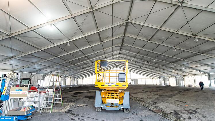 Das Riesenzelt für die am 9. März geplante ZF-Betriebsversammlung steht schon auf dem Volksfestplatz. Jetzt wird es wieder abgebaut. Die Versammlung wird vorsorglich wegen der Coronavirus-Gefahr verschoben. Unser Foto entstand 2019.  Foto: Archiv Anand Anders