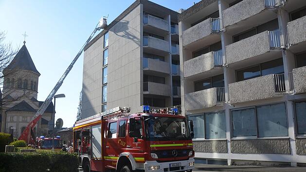 Über dem seit 16 Jahren leerstehenden Hotel Rixen stand am Mittwochnachmittag eine große schwarze Qualmwolke  -  schon in Theaternähe roch es "brenzelig". Im Keller stand die Lüftungsanlage im Vollbrand. Peter Rauch