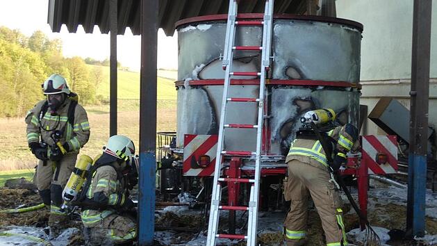Ein Ballenzerkleinerer brannte auf einem Bauernhof in Bischofsheim. Christian Licha