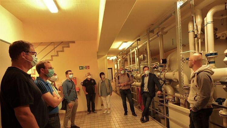 Hans Schockel (re.) erläutert die Aufbereitung des Grundwassers.