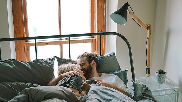 Symbolbild: Pärchen, Bett