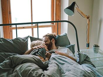 Symbolbild: Pärchen, Bett
