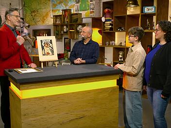 Anja und ihr Sohn Piet aus Neustadt in Holstein präsentierten bei Detlev Kümmel (links) und Horst Lichter ihr Erbstück. Für das Gemälde gab es weniger Geld als erhofft.