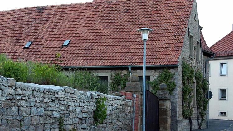 Leer stehende oder sanierungsbedürftige Gebäude in den Altorten, wie dieses Anwesen in der Schwarzenauer Mainstraße, sind in dem neuen Vitalitätscheck des Marktes Schwarzach aufgelistet und mahnen zum Handeln. Foto: Pfannes