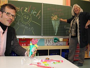 Es kann losgehen: Konrektor Dr. Klaus Aschrich, der die St. Hedwig Grundschule kommissarisch leitet, und Grundschullehrerin Susette Schuster planen für die neuen Erstklässler ein herzliches Willkommen.Fotos: Nina Grötsch