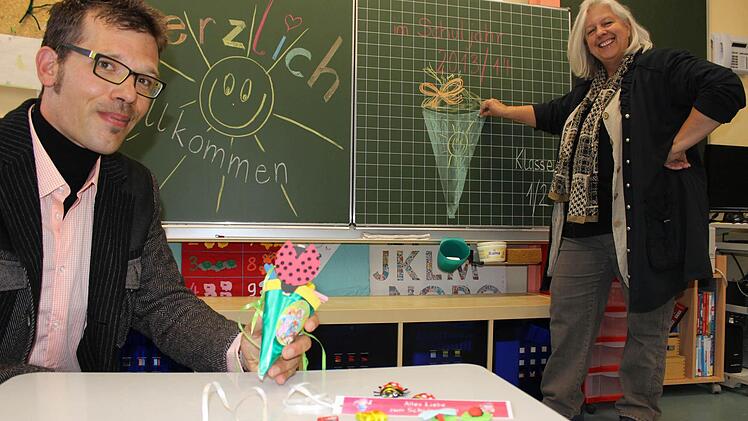 Es kann losgehen: Konrektor Dr. Klaus Aschrich, der die St. Hedwig Grundschule kommissarisch leitet, und Grundschullehrerin Susette Schuster planen für die neuen Erstklässler ein herzliches Willkommen.Fotos: Nina Grötsch