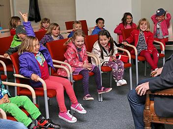 Junger Besuch: Die Kinder des Maßbacher evangelischen Kindergartens wurden von Bürgermeister Matthias Klement im Rathaussaal empfangen und stellten ihm dort viele Fragen.  Foto: Dieter Britz