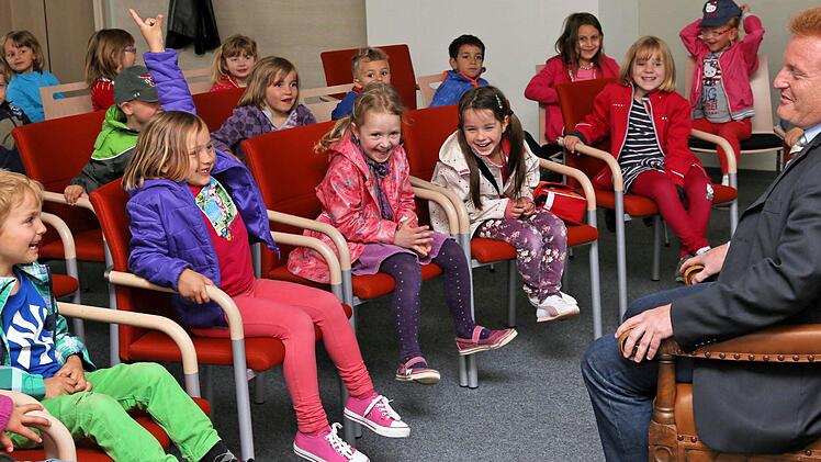 Junger Besuch: Die Kinder des Maßbacher evangelischen Kindergartens wurden von Bürgermeister Matthias Klement im Rathaussaal empfangen und stellten ihm dort viele Fragen.  Foto: Dieter Britz