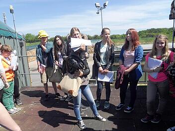 Die Oerlenbacher Achtklässler machten sich bei der Führung durch das Hammelburger Blockheizkraftwerk eifrig Notizen, aus denen sie später einen Artikel formten. Foto: Mittelschule Oerlenbach