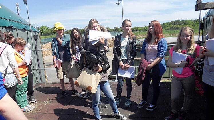 Die Oerlenbacher Achtklässler machten sich bei der Führung durch das Hammelburger Blockheizkraftwerk eifrig Notizen, aus denen sie später einen Artikel formten. Foto: Mittelschule Oerlenbach
