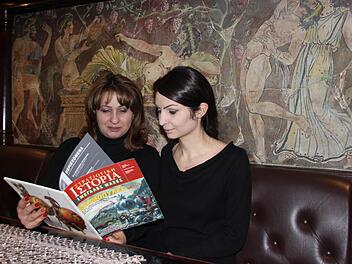 Midia Kalaitzidi und ihre Tochter Maria in ihrem griechischen Restaurant in Kronach  Foto: Friedwald Schedel