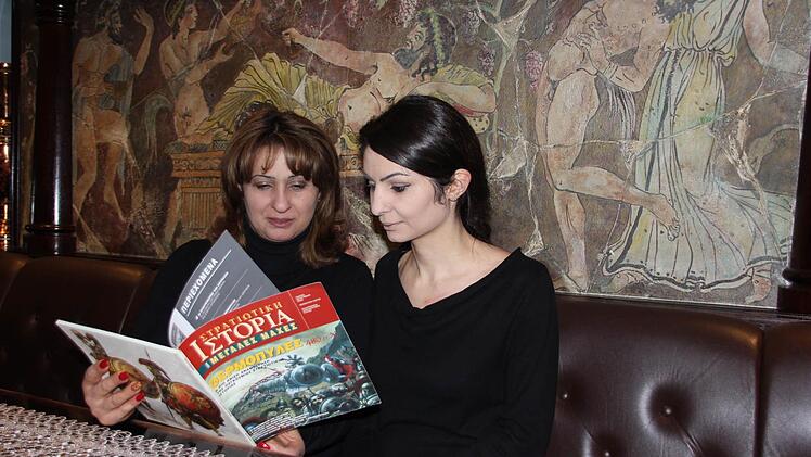 Midia Kalaitzidi und ihre Tochter Maria in ihrem griechischen Restaurant in Kronach  Foto: Friedwald Schedel
