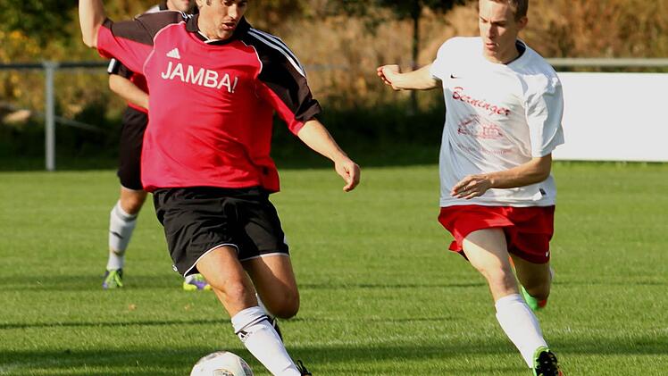 Spielertrainer Stefan Seufert (links) steht mit seinen Sportfreunden Steinbach am Sonntag gegen den RSV Unterschleichach vor einer wichtigen Partie im Titelrennen der A-Klasse Schweinfurt 5.