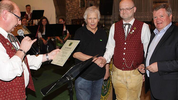 Vorsitzender Alfred Kremer (links) und sein Stellvertreter Leo Gareis zeichneten Rainer Günther aus, der seit 25 Jahren als Kassier tätig ist. Rechts Zweiter Bürgermeister Erich Mähringer. Foto: Michael Wunder