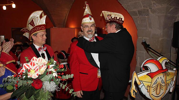 Wieland Beierkuhnlein (rechts) vom Fastnachtsverband Franken ehrte Hans Neuberg. Mit im Bild Vizepräsident Andreas Bauer.  Foto: Friedwald Schedel