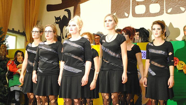 Gleich drei Mal zogen sich die Mädchen der großen Tanzgruppe um und verwandelten sich von einem häßlichen Frosch in fetzige Mädels. Foto: Evelyn Schneider