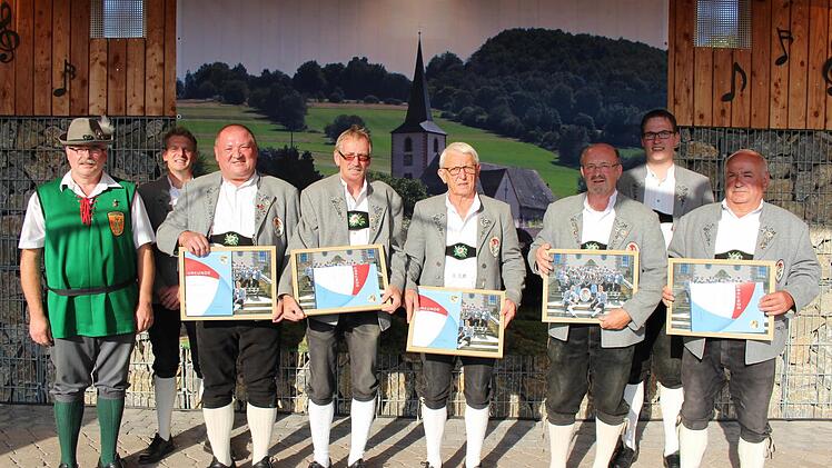 Ein halbes Jahrhundert aktiv musiziert: von links Rudi Müller (50 Jahre aktiver Musiker), Roland Fuß (50), Karl-Max Kirchner (50), Sigmund Gleißner (50), Andreas Fuß (Vorsitzender), Gerhard Lochner (50). Foto: Sebastian Schmitt